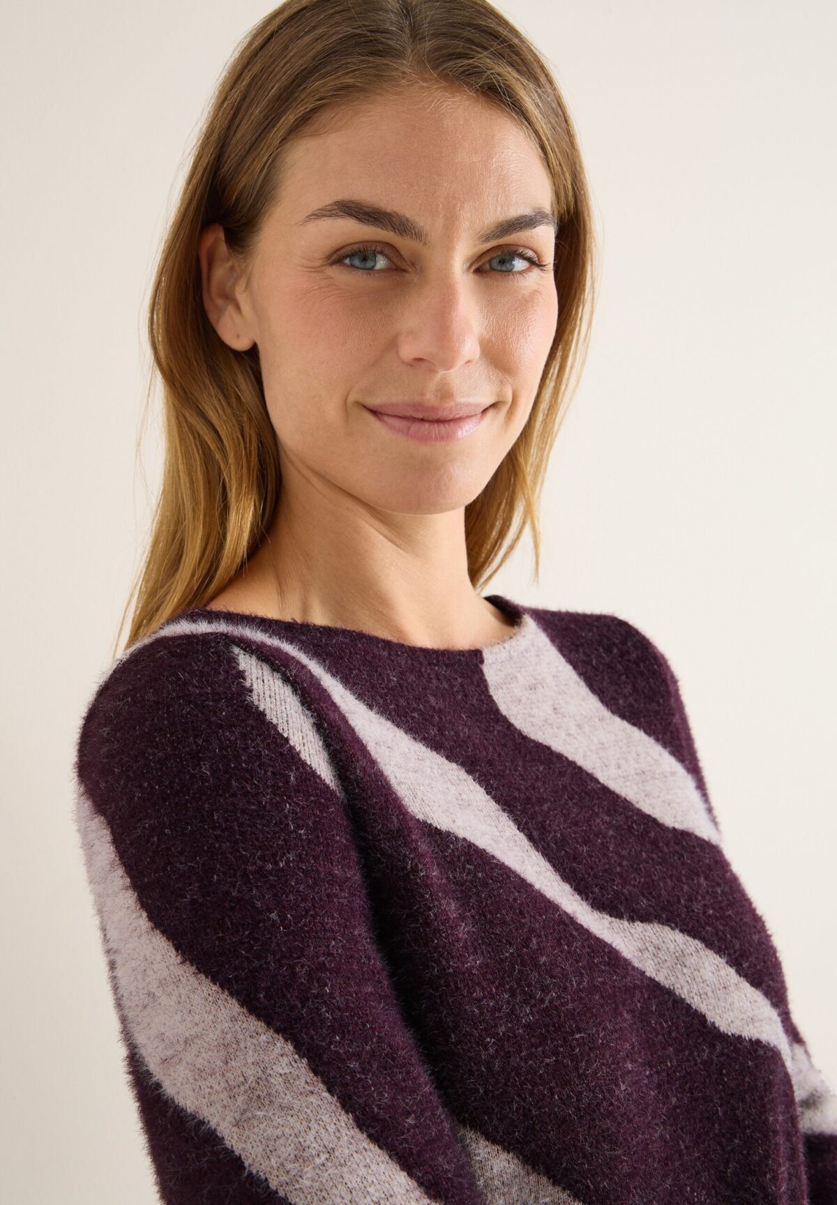CECIL TOS Big AOP Feather Yarn T-Shi – Bild 6